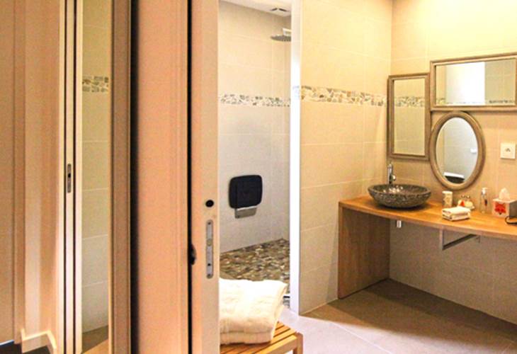 Salle de douche équipée PMR