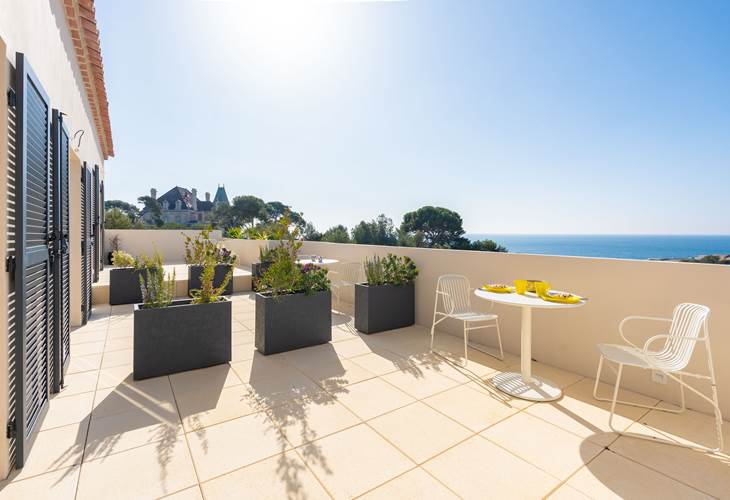 Vue espace terrasse vue mer chambre jaune