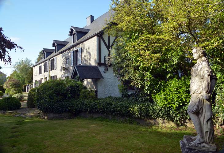 Manoir façade jardin b