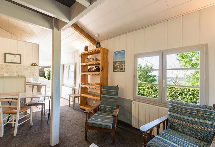Intérieur du studio, vue sur la vallée