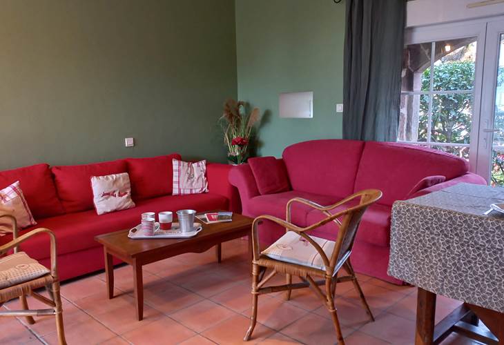 Salon du gîte Grande Ourse à Noailhac avec espace détente pour séjours en famille ou entre amis
