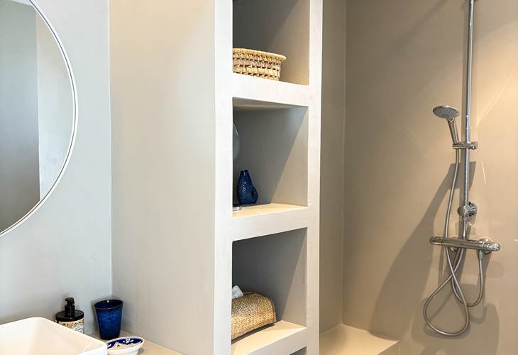 douche salle de bain chambre bleue