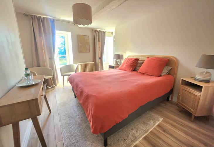 Chambre lumineuse et confortable