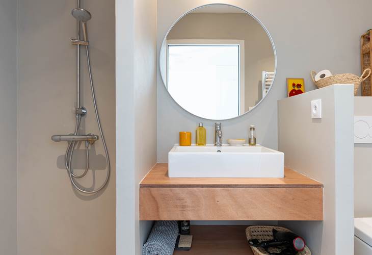 Vue salle d'eau chambre jaune