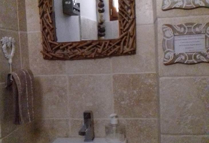 Toilette et son lave-mains...