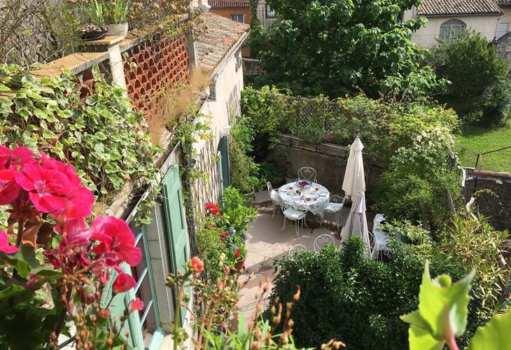 la terrasse fleurie pour petits-déjeuners et dîners