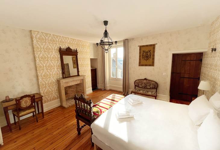 La Maison Voyage 41 - vue ensemble lit King Size, cheminée, bureau - Chambre Chateau