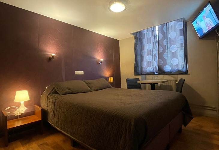 Vue ce cette petite chambre 2 Twin-Double pour bien se rendre compte de sa description mais pas de sa dimension.