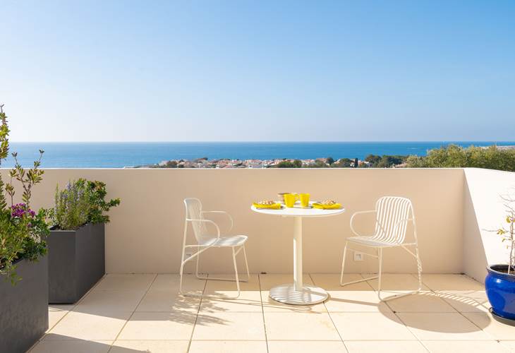 Terrasse vue mer méditerranée chambre rouge