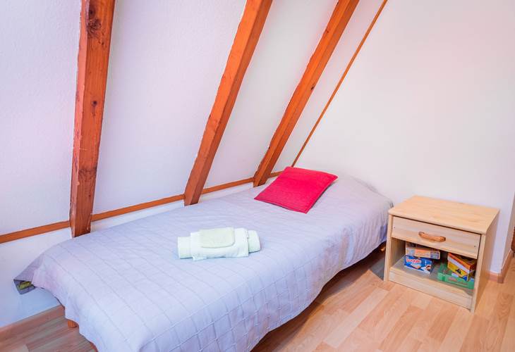 Le lit 1 personne dans la chambre