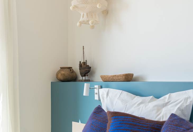 Vue lit vers fenêtre chambre bleue
