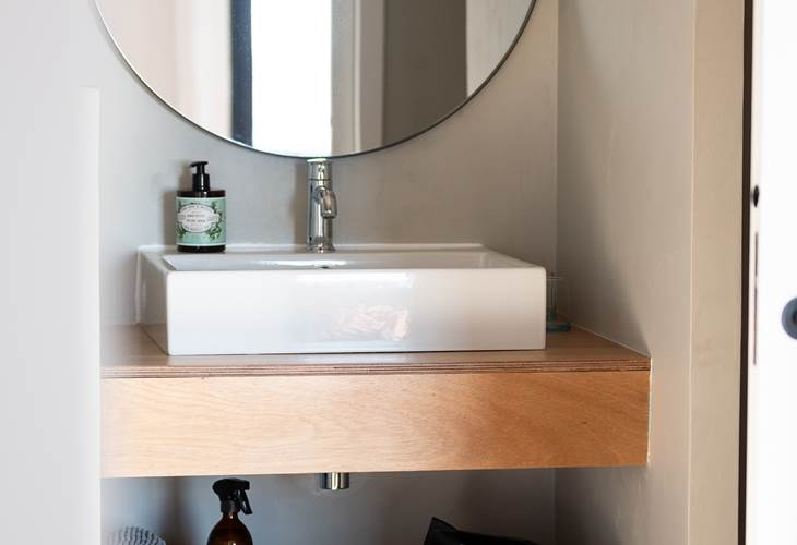 salle de bain chambre rouge