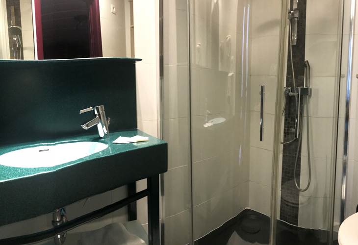 Salle de Bain privative comprenant une douche, un lavabo, un sèche cheveux et toilettes. Savon, shampoing / douche, papier wc, serviettes de main et serviettes de bain.