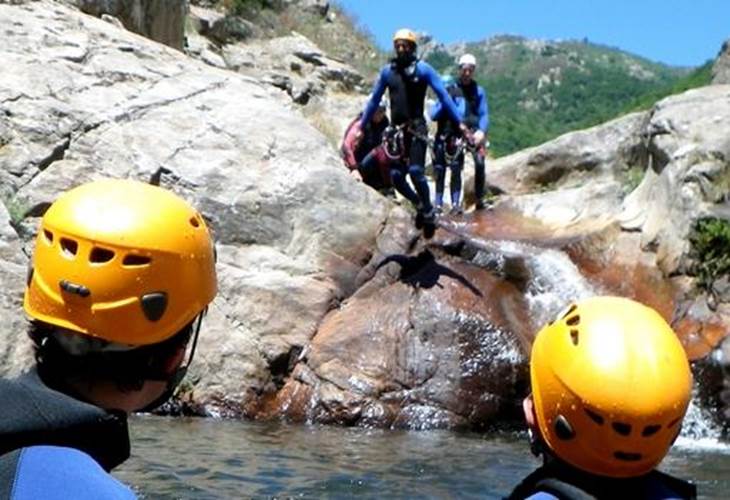 ciel-bleu-et-de-l-eau-fraiche-au-canyoning-du-rec-grand-pres-de-montpellier-mediterranee_1024x350-crop=1
