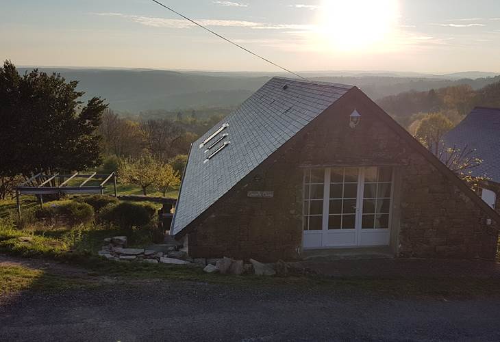 Vue panoramique de La Maison des Etoiles à Noailhac, gîtes entourés de nature calme en Corrèze