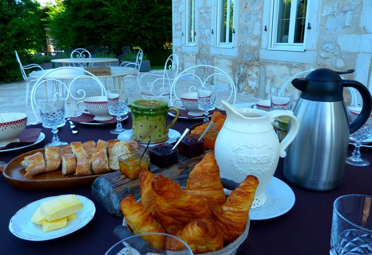 Petit-déjeuner en terrasse