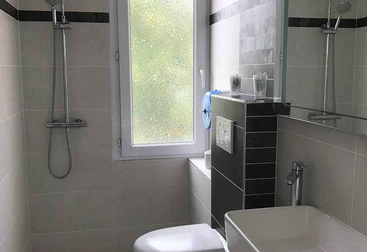 Hotel_de_la_plage_quineville_2_étoiles_salle_de_bain_rénovée