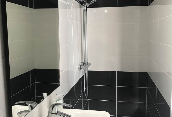 Hotel_de_la_plage_quineville_2_étoiles_salle_de_bain_rénovée
