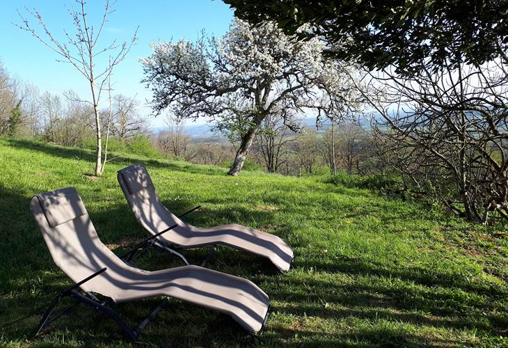 Espace détente avec transats face à la vallée au gîte Grande Ourse à Noailhac en Corrèze