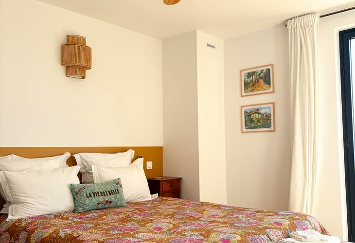 lit et ventilateur chambre jaune