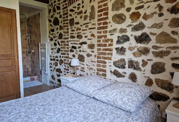 Chambre et sa salle de douche...