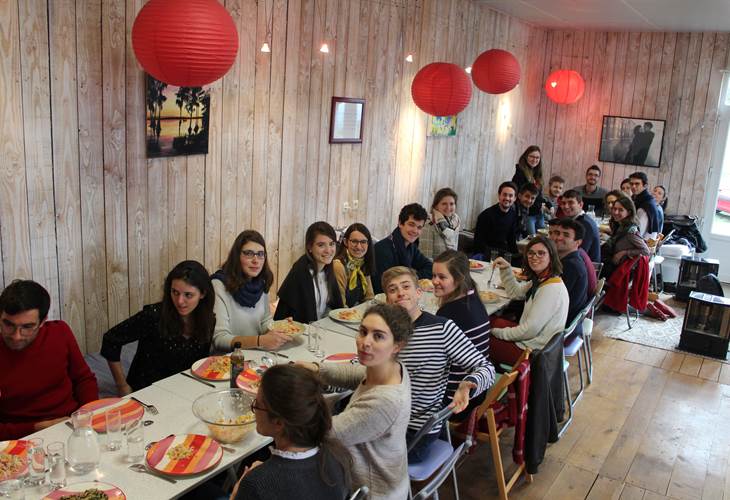 Table conviviale pour les groupes