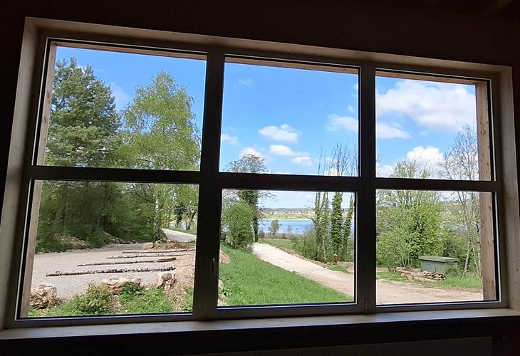 Fenêtre panoramique avec vue sur le lac