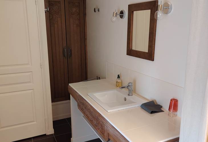 Chambre violette salle de bain