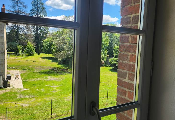 VUE SUR LE JARDIN DEPUIS TOUTES LES CHAMBRES