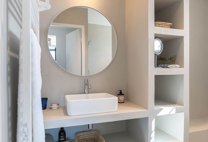 Lavabo salle de bain privée chambre bleue