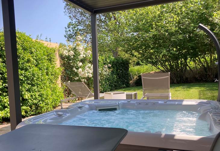 Jacuzzi extérieur privatif "chambre Cocoon"