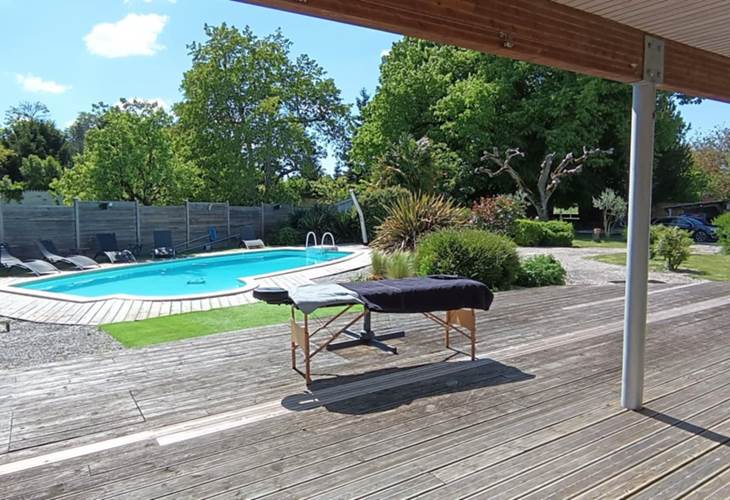MASSAGE DEVANT LA PISCINE