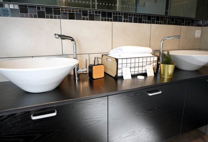 Vasque double et finitions bois