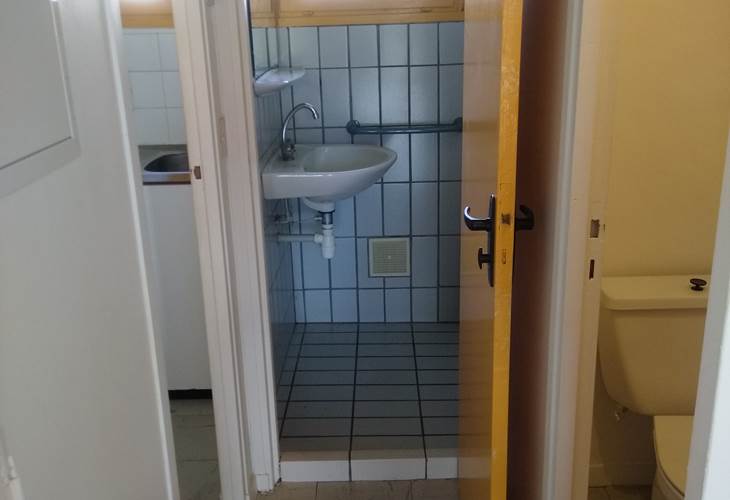 Vue du séjour vers cuisine, salle d'eau & WC