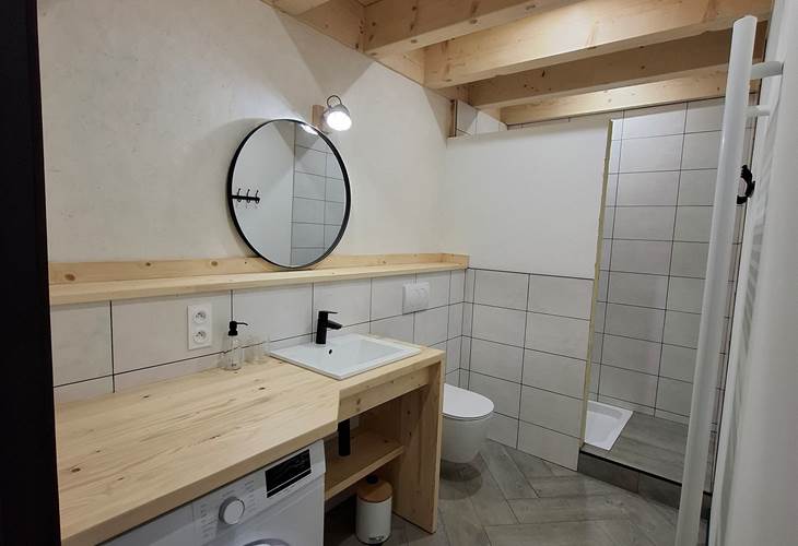 Salle de bain 2 - Douche + wc + lavabo + machine à laver