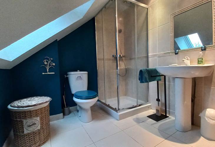 Salle de bain de La Maison des Etoiles à Noailhac, gîtes entourés de nature calme en Corrèze