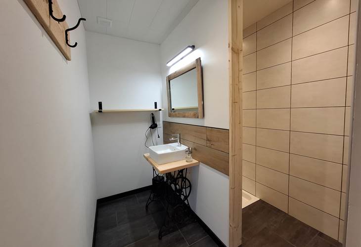 Salle de bain 1 - Douche + lavabo