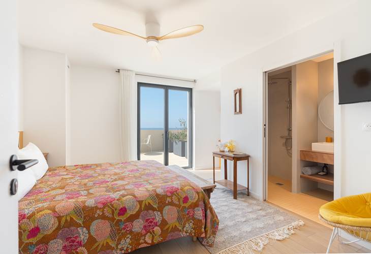 Vue complète chambre jaune