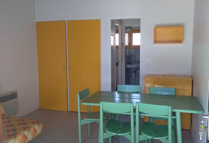 Gite-2 personnes, vue vers couloir avec salle d'eau, WC et cuisine