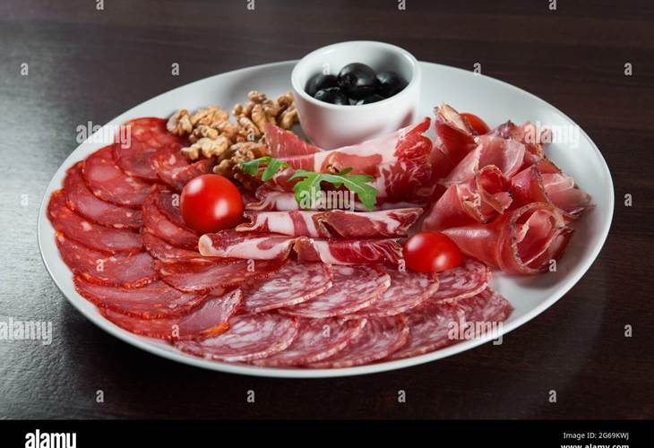 assiette-de-charcuterie-variee-au-restaurant-2g69kwj