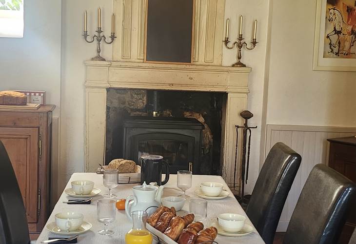 TABLE DU PETIT DEJEUNER GOURMAND ET COPIEUX BRIOCHE PAIN CONFITURE, CARAMEL AU BEURRE SALE. JAMBON, FROMAGE