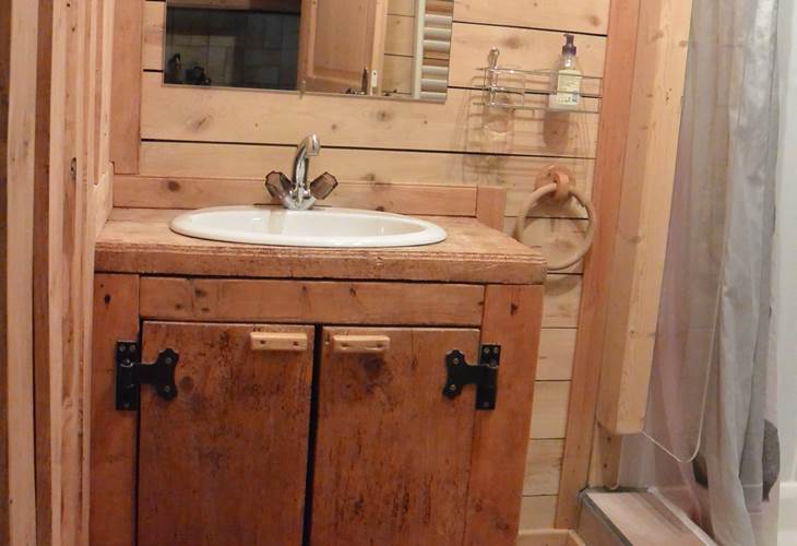Gîte Tré le grenier - charmant gîte - Gîte le Haut - pour 2 personnes - salle de bain