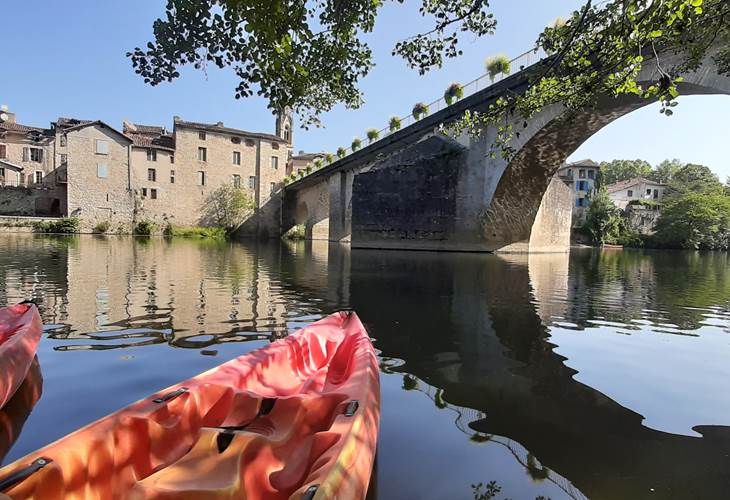 Départ touristique en Canoë sous le pont de saint Antonin noble Val