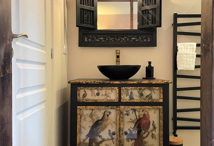 chambre l'escale jardin salle de douche privative mobilier chiné La Maison Voyage 41