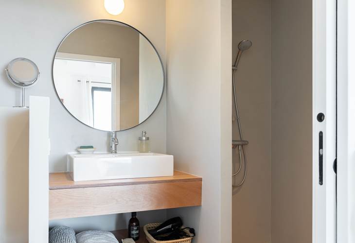 salle d'eau privative chambre rouge