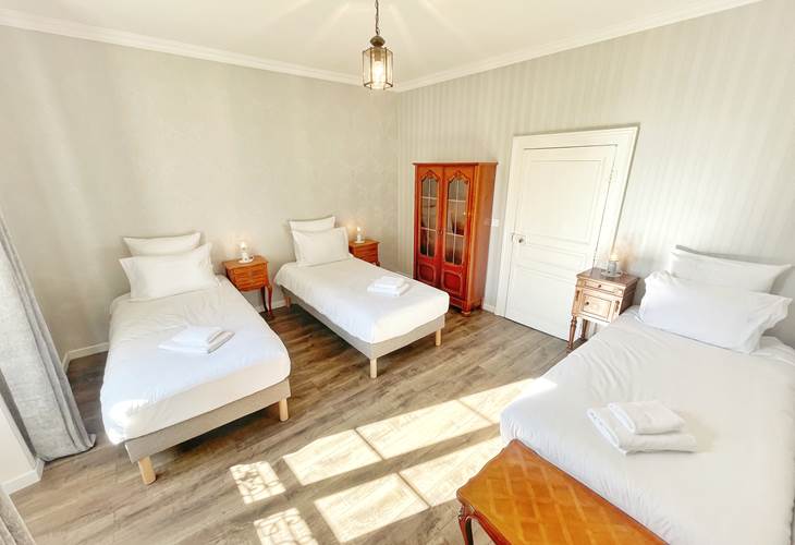 La Maison Voyage 41 - vue ensemble armoire chambre trois personnes - Suite Familiale Magie