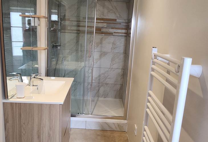 SALLE DE BAIN CLAIR DE LUNE AVEC DOUCHE XXL ET SAVON BIO ET NATUREL A LA BERGAMOTE ET AU THE VERT