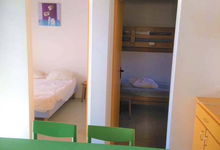 Gite-7 personnes-vue du séjour vers les chambres