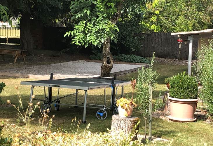 terrain de pétanque (boules fournies) et table de ping-pong
