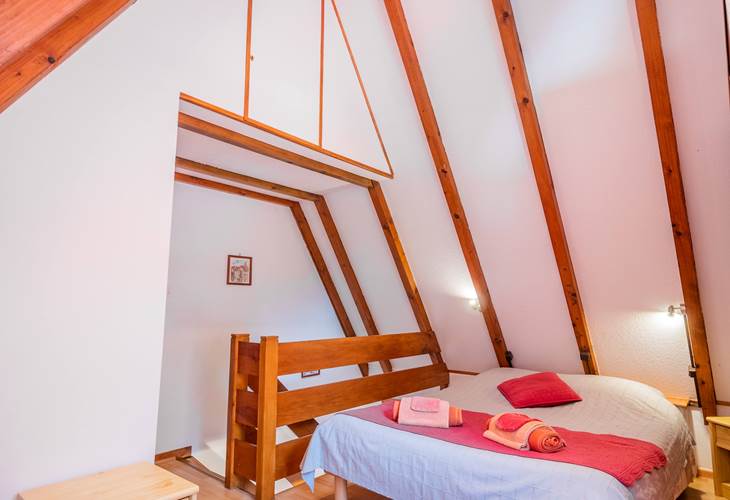 Le grand lit dans la chambre